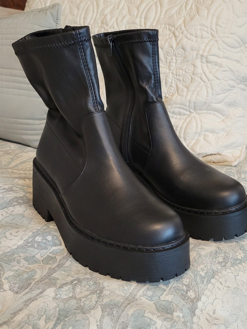 Soda | Black Platform Chunky Boots Zippet Side
